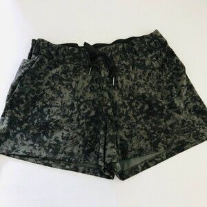 p7 LULULEMON womens ON THE FLY shorts size 10 EUC ** Green & black  ***